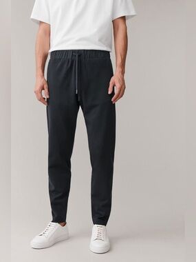 COS navy blue jogging trousers. Men’s size Large. Great condition!
